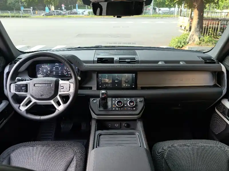 Land Rover Defender 2020 Model 110 P400 SE фото 8