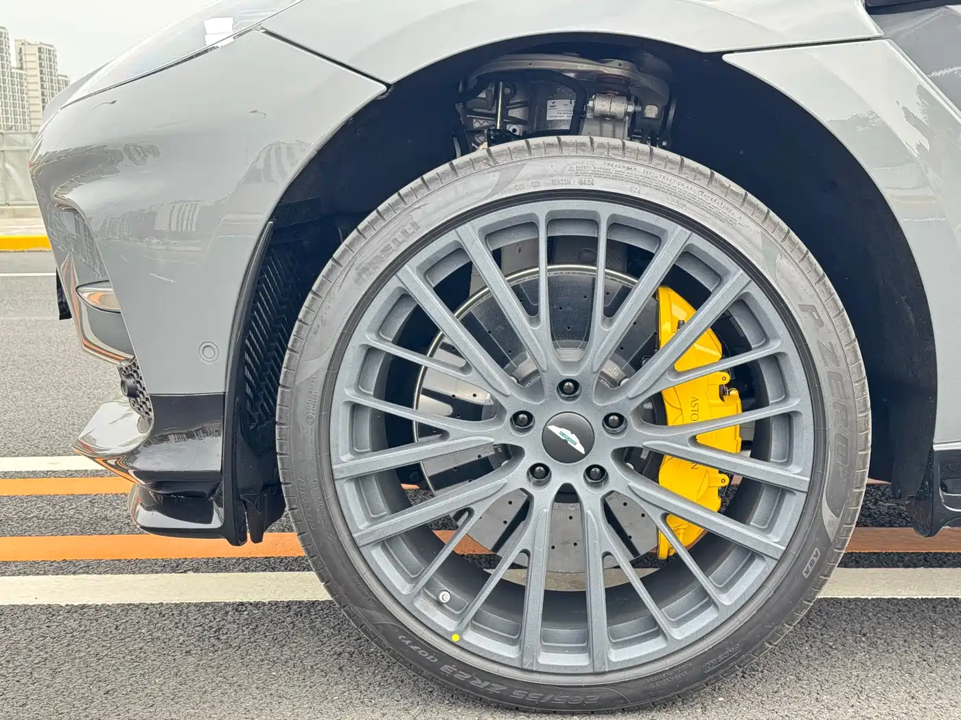 ASTON MARTIN DBX