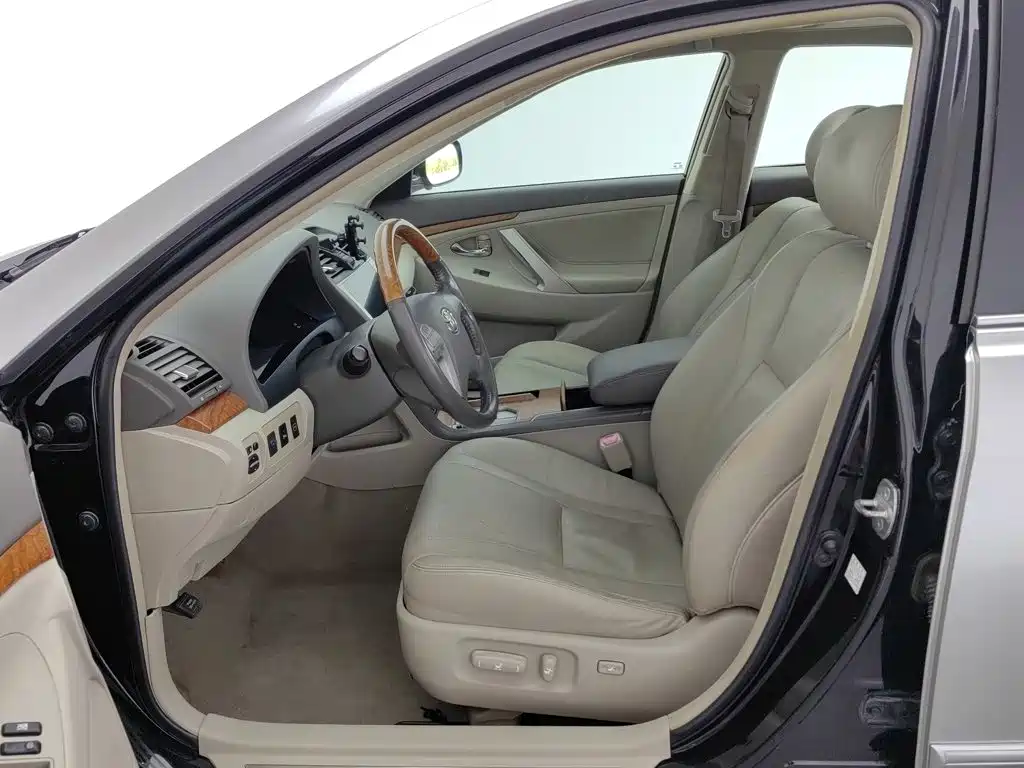 Фото 10 - Toyota Camry