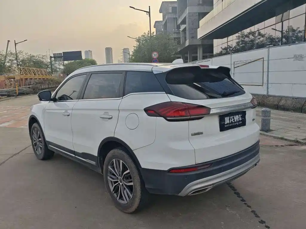 Фото 9 - Geely Atlas