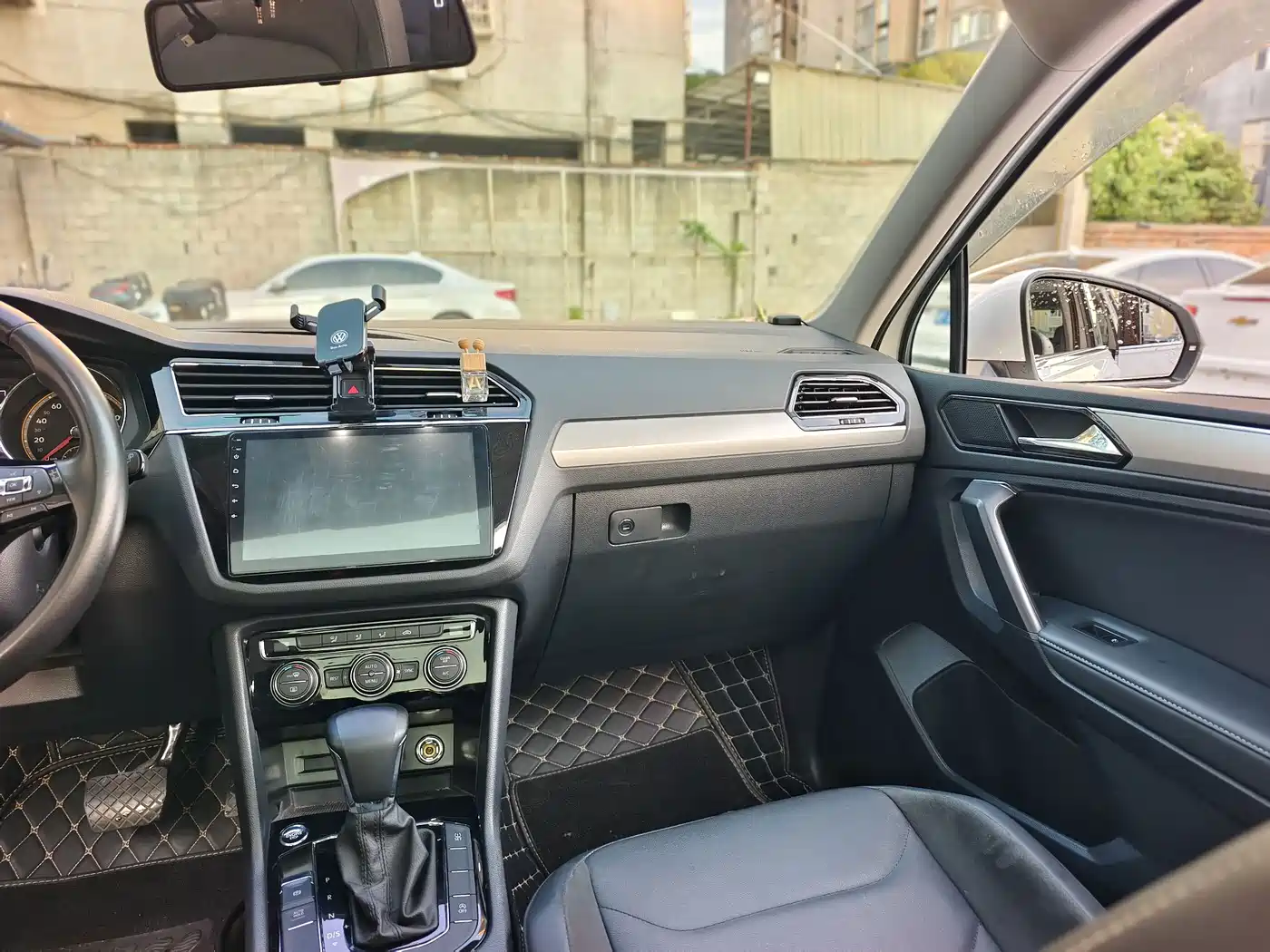 Фото 8 - Volkswagen Tiguan L