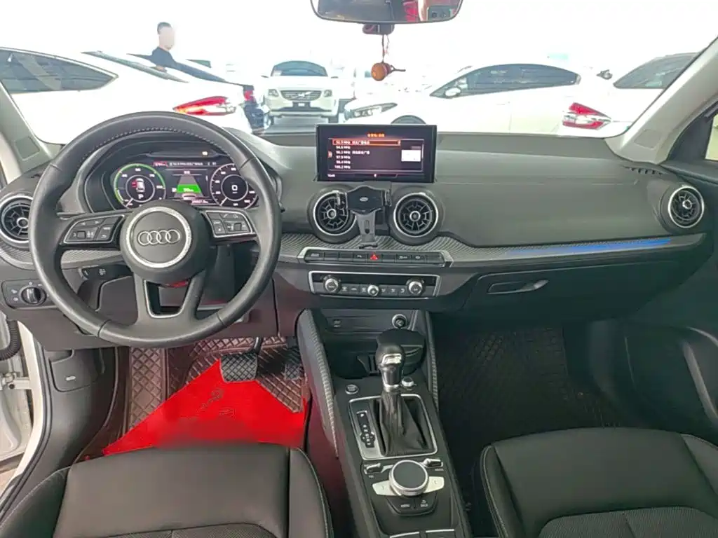 Фото 10 - Audi Q2L e-tron