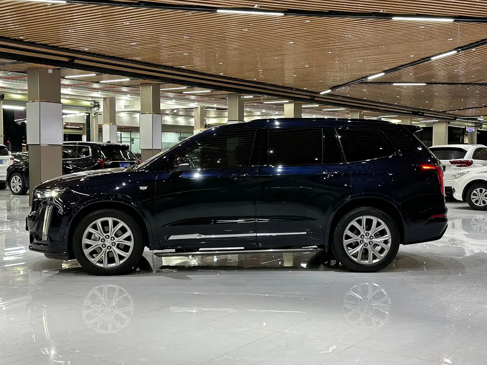 Фото 16 - Cadillac XT6