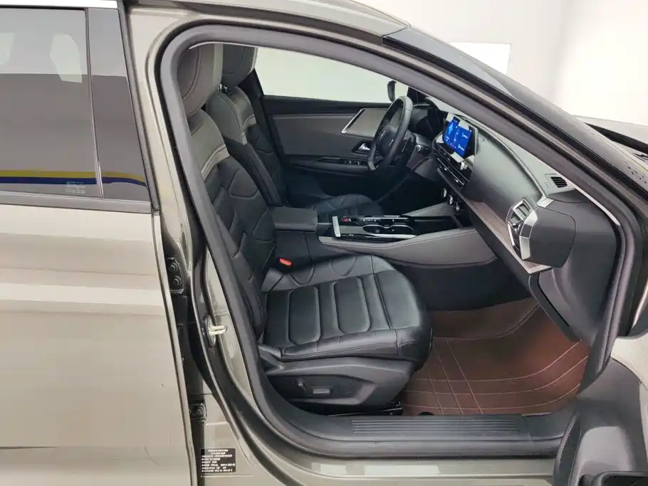 صورة 8 - Citroën Versailles C5 X