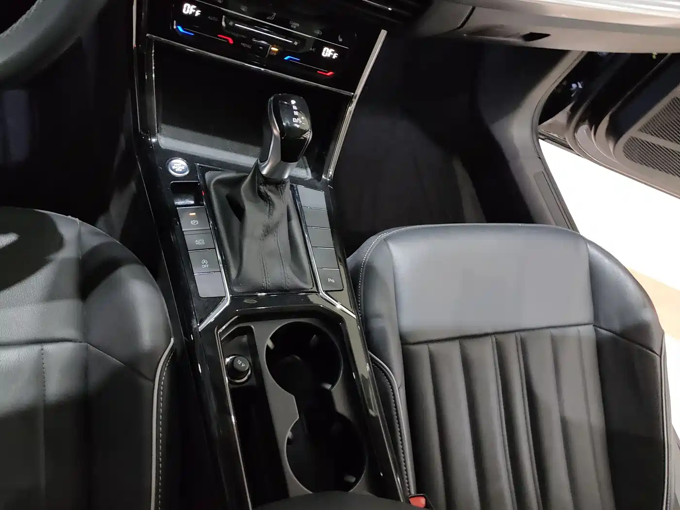 Volkswagen Passat 2022 330TSI Elite Edition фото 12