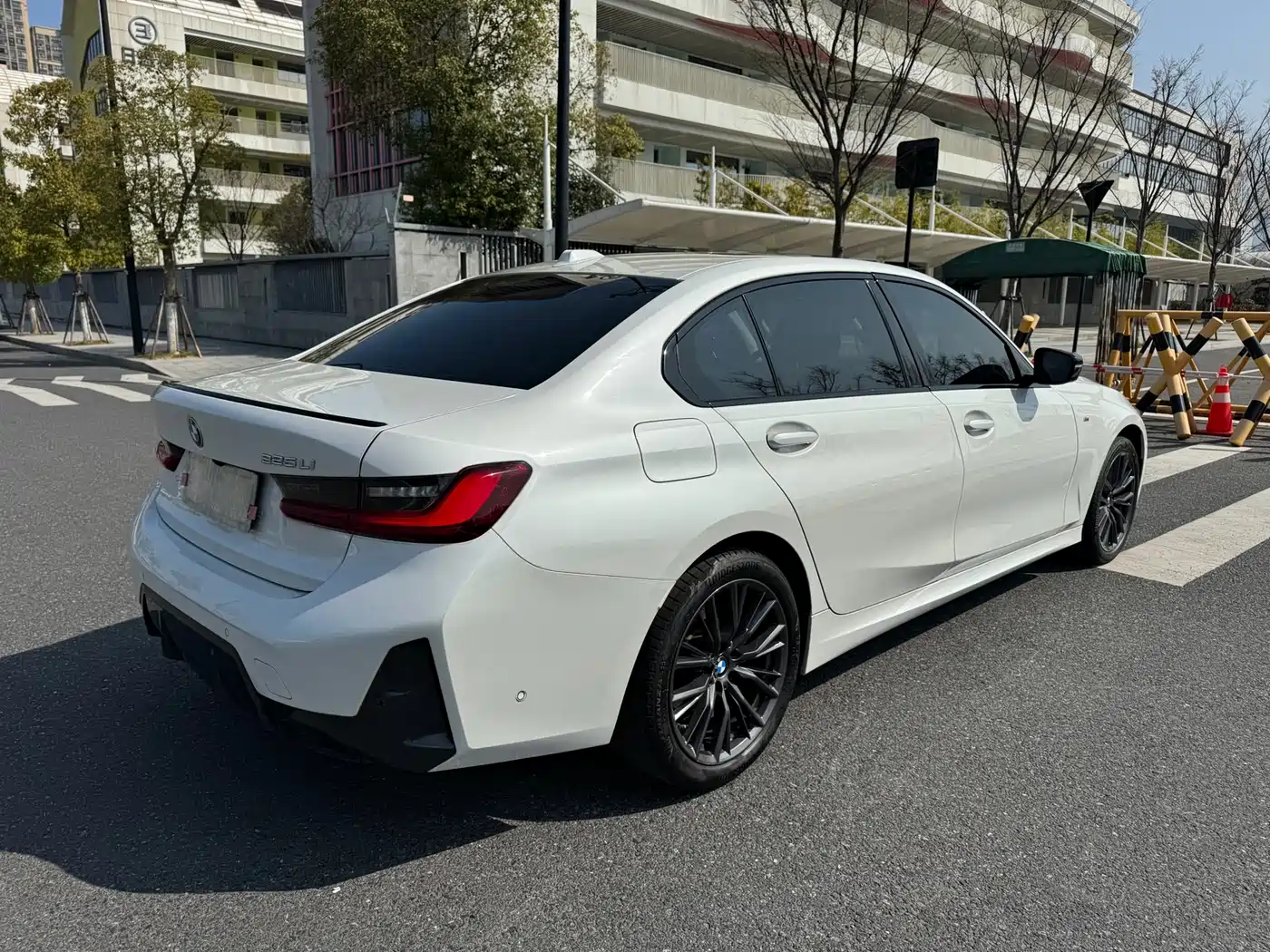 BMW 3 Series 2023 325Li M Sport Black Night Package фото 4