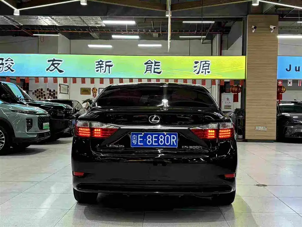 Фото 6 - Lexus ES