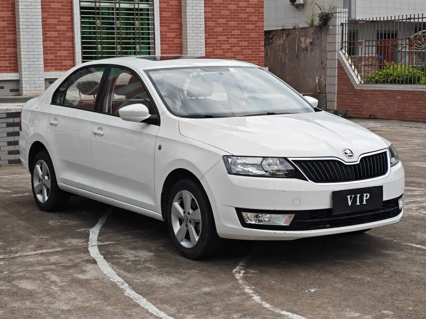Škoda Rapid 2016 1.6L Automatic Pioneer Edition фото 3