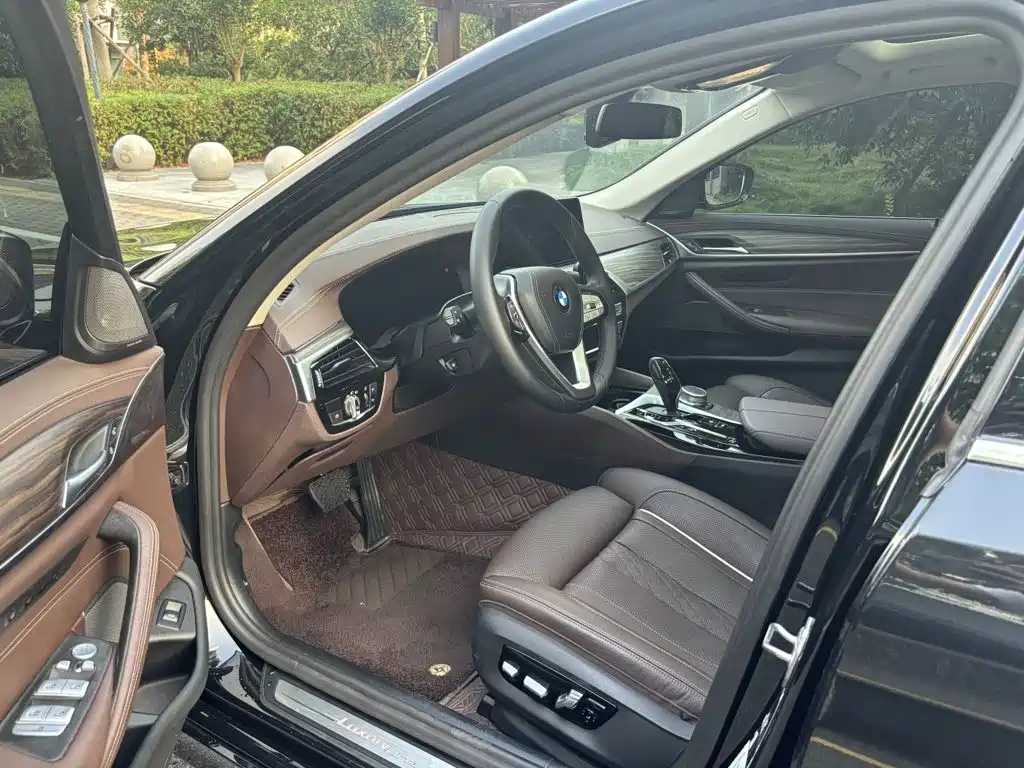 صورة 10 - BMW 5 Series
