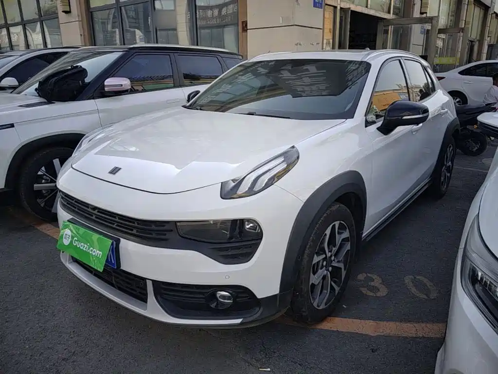 Фото 1 - Lynk & Co 02