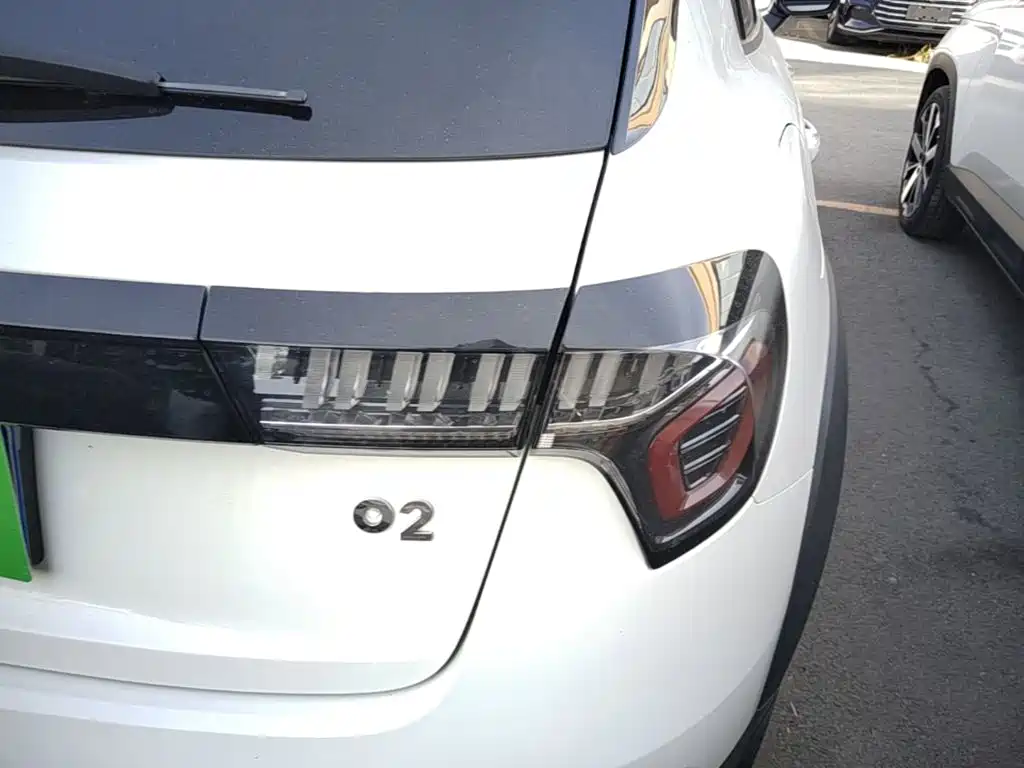 Фото 8 - Lynk & Co 02