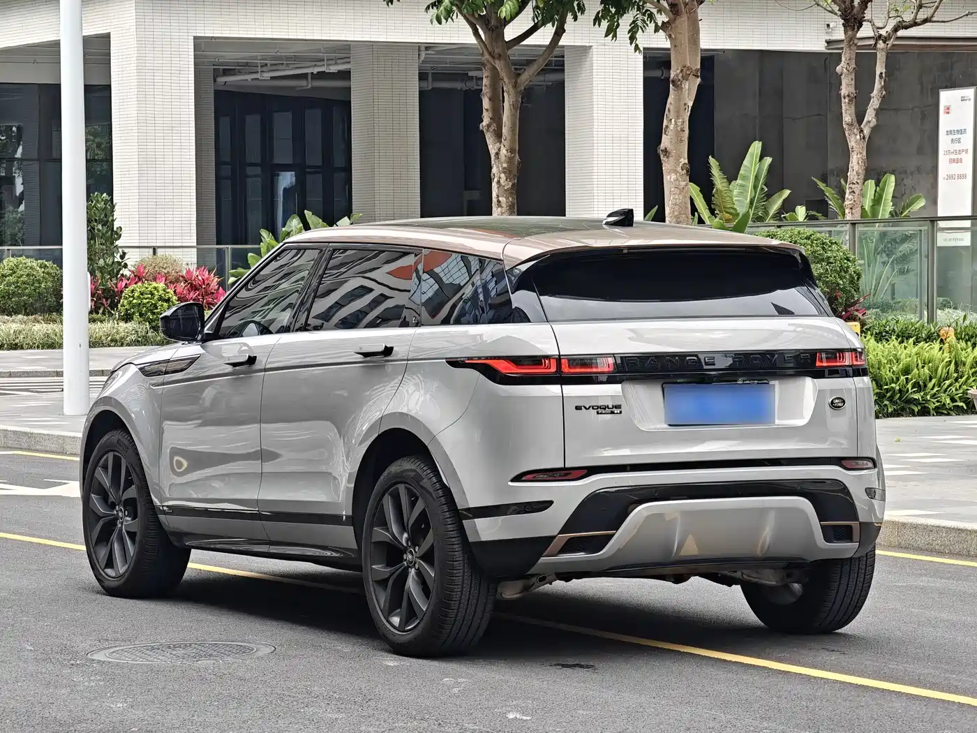 Land Rover Range Rover Evoque 2023 Range Rover Evoque L 249PS Corinthian Bronze Special Edition фото 13