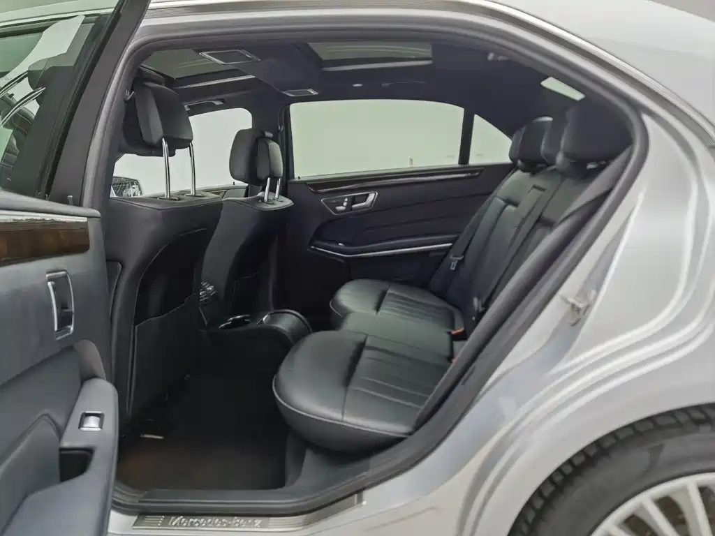 Photo 15 - Mercedes-Benz E-Class
