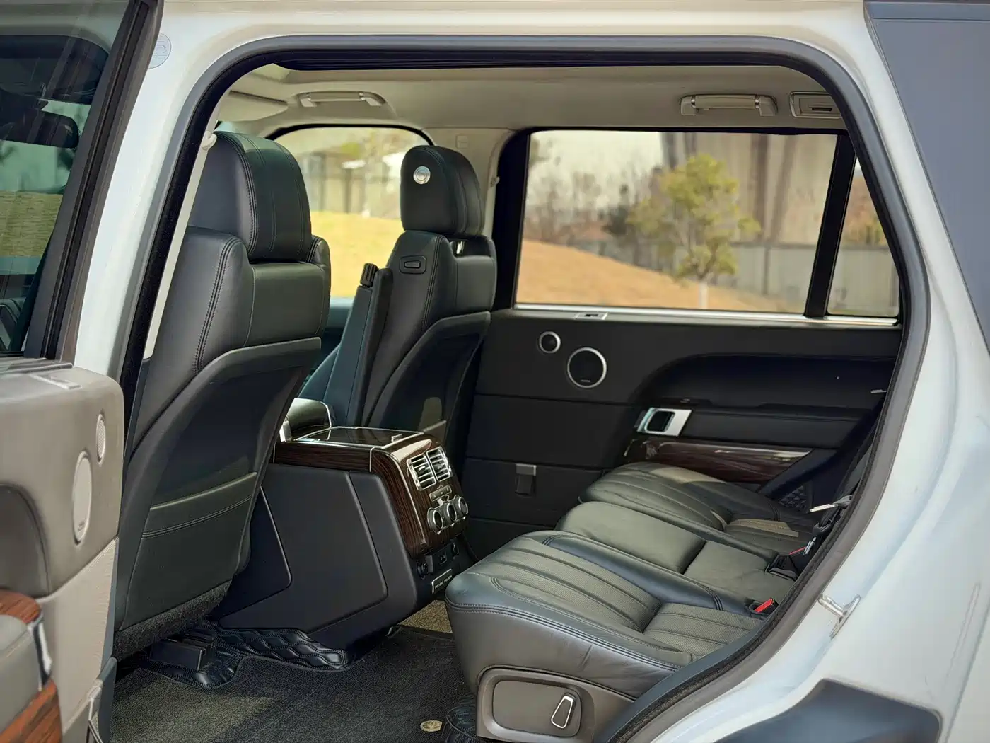 Land Rover Range Rover 2015 3.0 SC V6 Vogue SE Genesis Extended Edition фото 9
