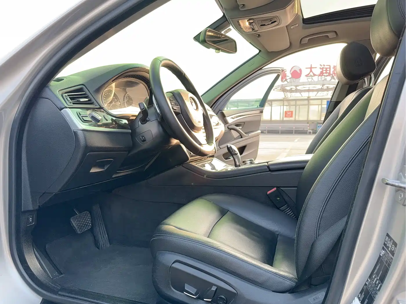 BMW 5 Series 2014 535Li Leadership фото 10