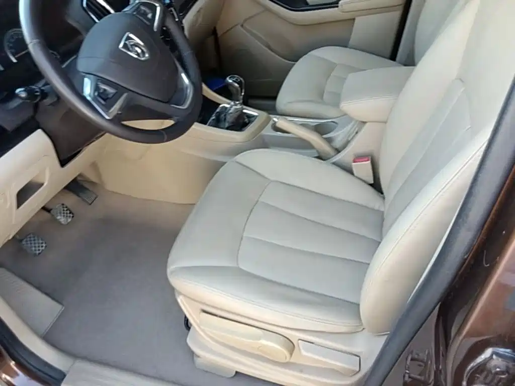 Baojun 730 2015 2014 1.5L Manual Luxury Navigation ESP Edition 7-Seater