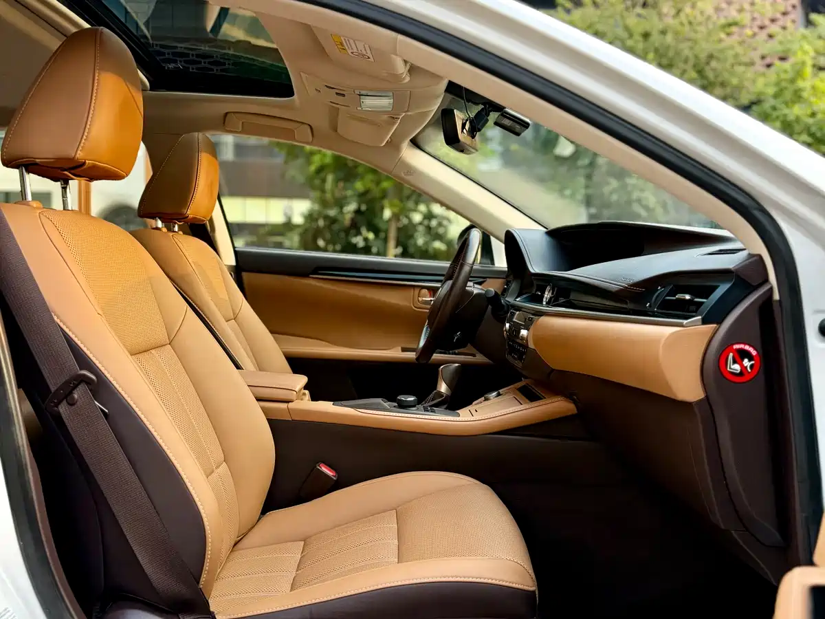 Photo 19 - Lexus ES