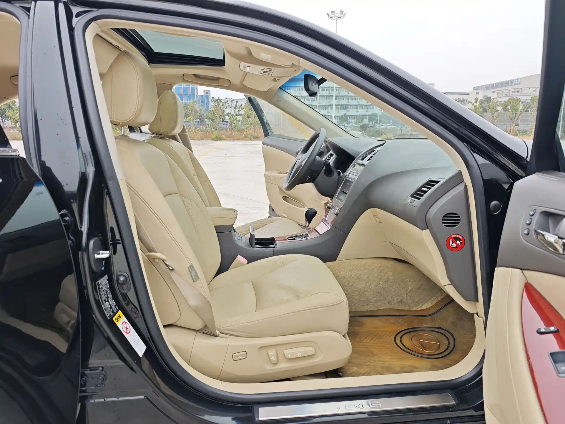 Фото 16 - Lexus ES
