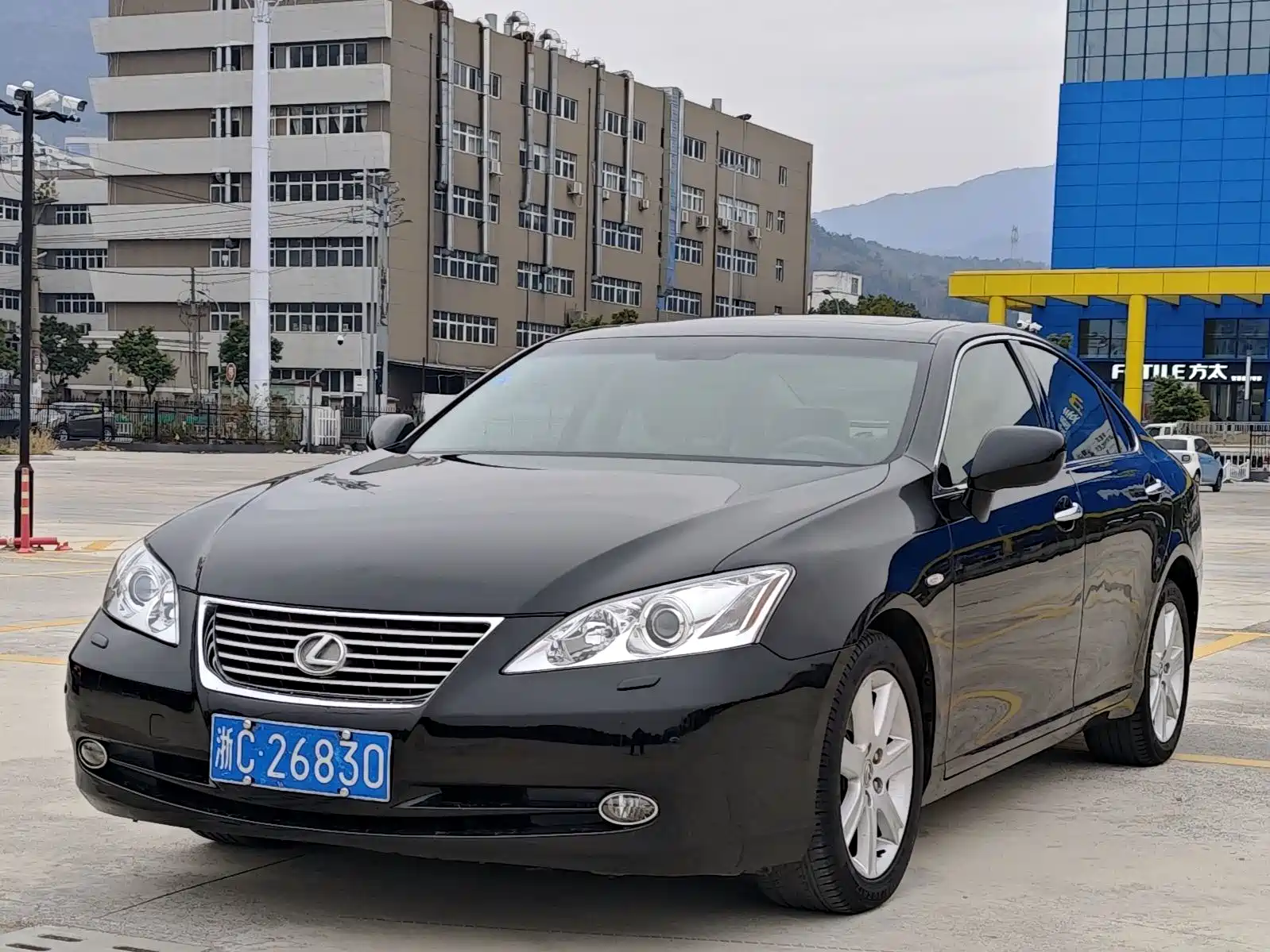 Фото 1 - Lexus ES