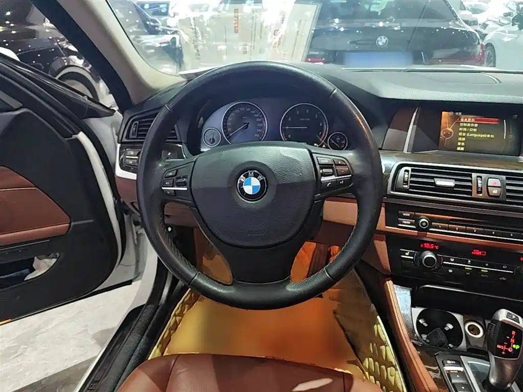 BMW 5 Series 2014 525Li Leading фото 11