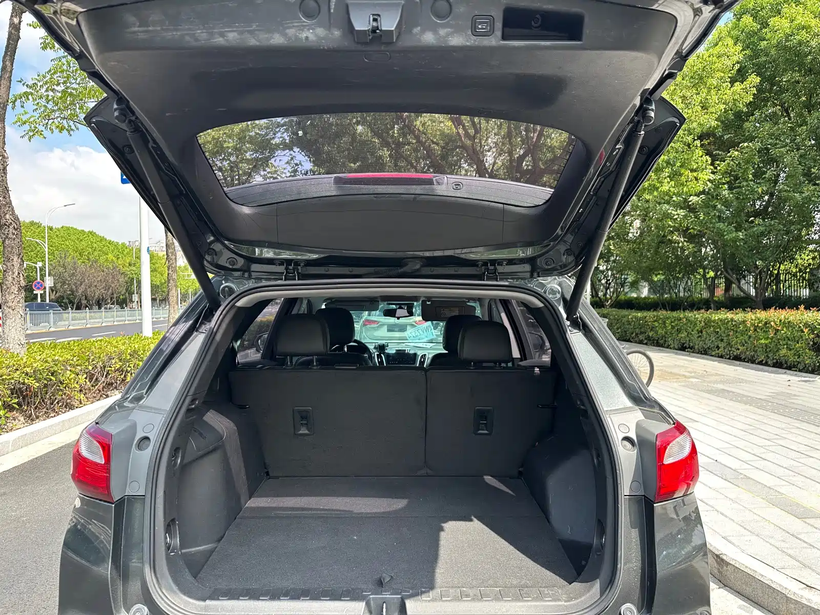 Photo 16 - Chevrolet Equinox