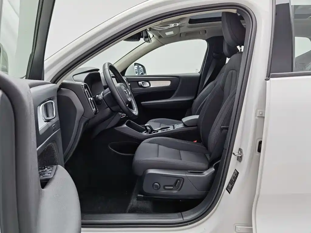 Volvo XC40 2021 2022 Model T4 AWD Smart Drive Fashion Edition