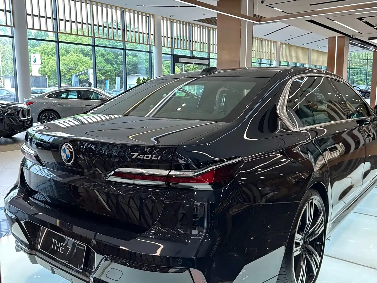 BMW 7 Series 2026 740Li Leading M Sport Package фото 7