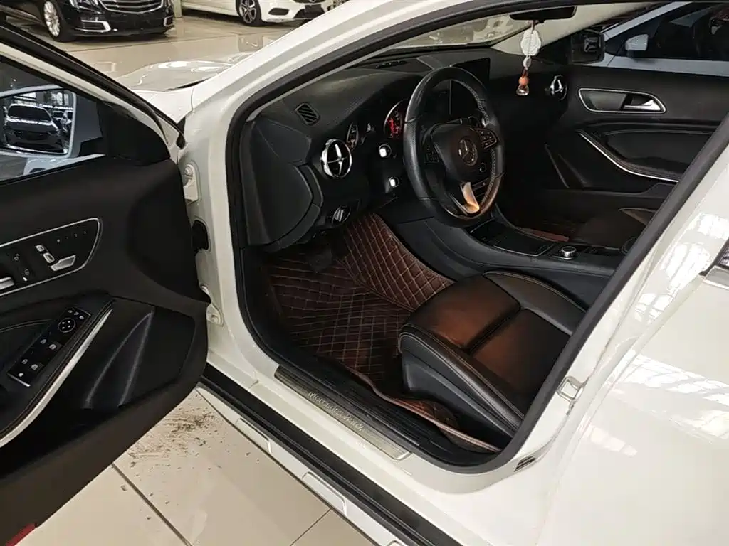 Mercedes-Benz GLA 2017 GLA 200 Fashion фото 16