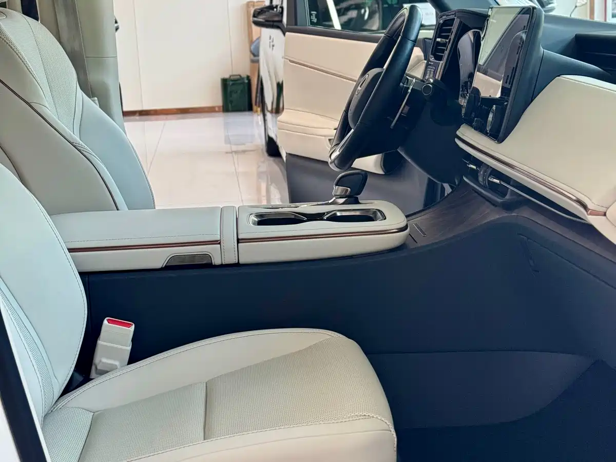 Lexus LM 2023 500h 6-Seater Prestige Edition фото 7