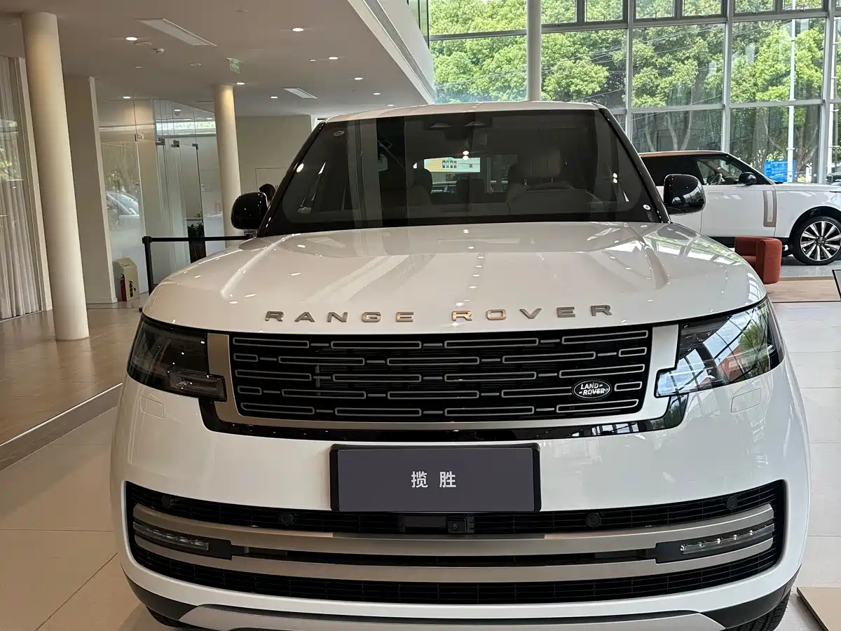 Land Rover Range Rover 2026 Model 3.0 L6 400PS SE Long Wheelbase Version фото 2