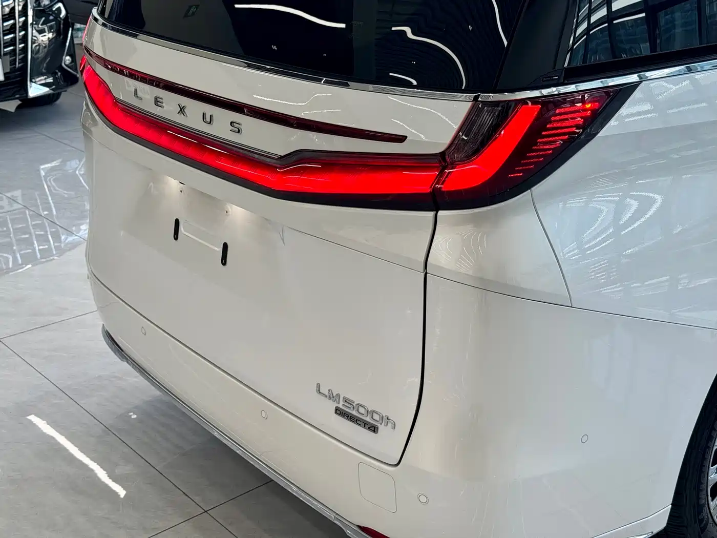 Lexus LM 2023 500h 6-Seater Prestige Edition фото 15