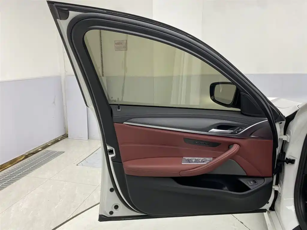 BMW 5 Series 2023 530Li Leading M Sport Package фото 17