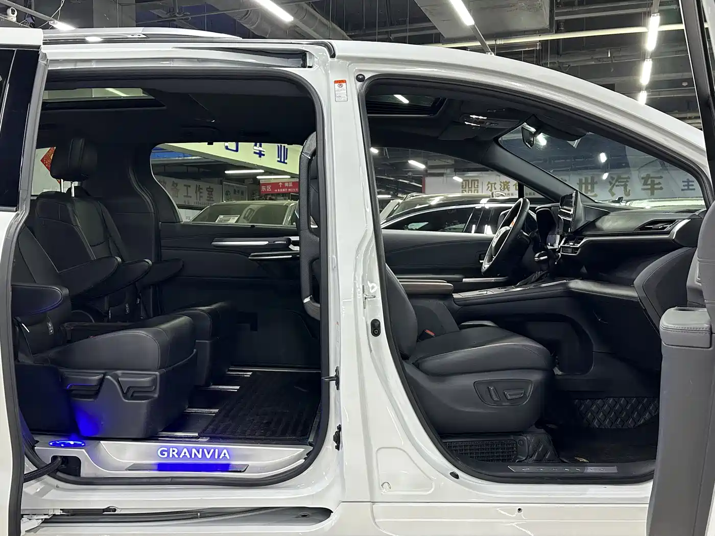 Toyota Granvia 2024 2.5L Hybrid Premium PLUS 4WD Edition фото 12