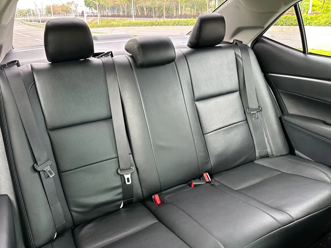 Toyota Corolla 2017 Facelift Hybrid 1.8L E-CVT Leading Edition фото 18