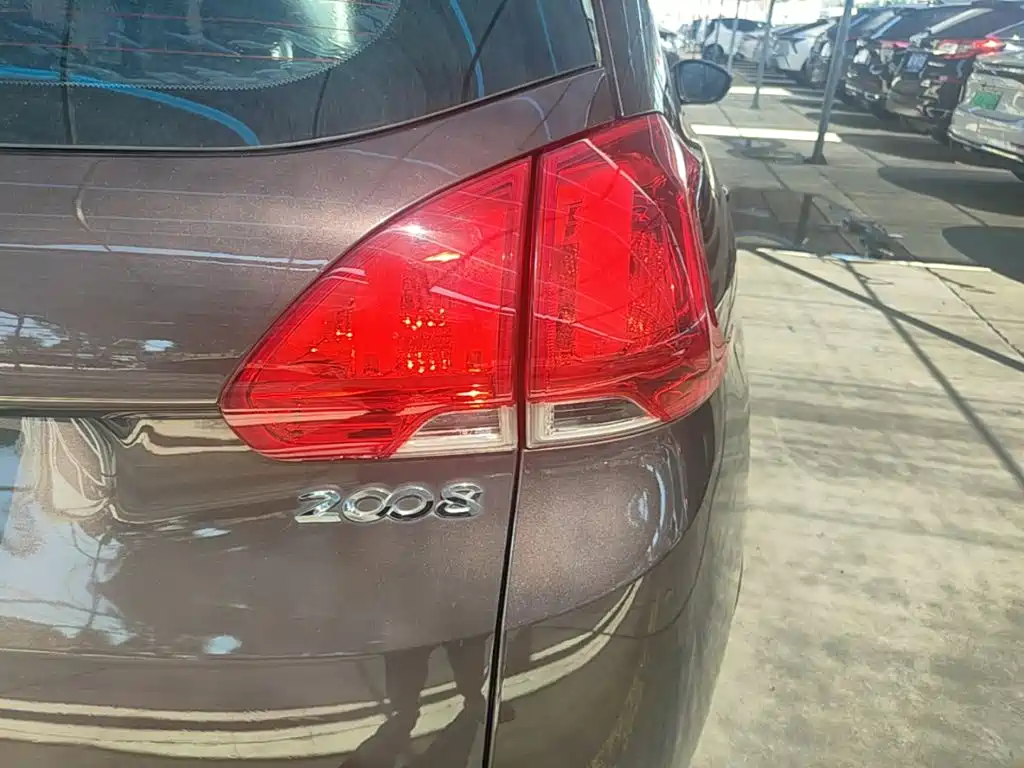 Photo 8 - Peugeot 2008