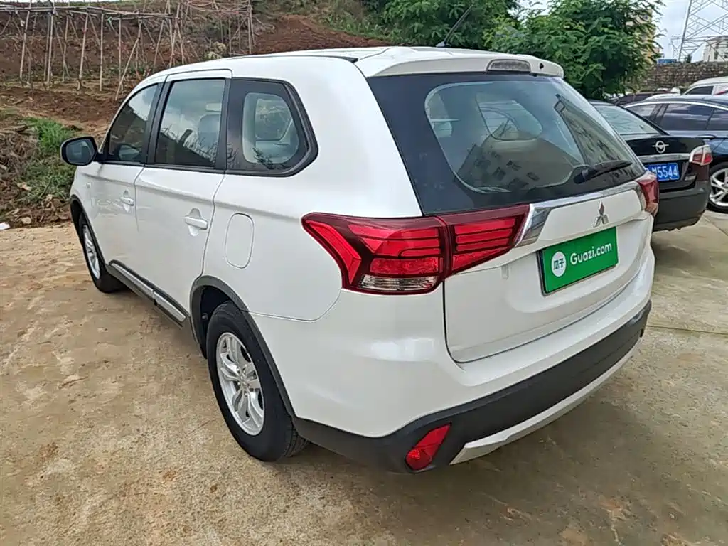 Mitsubishi Outlander 2016 2.0L 2WD Fashion Edition 5-seater фото 5