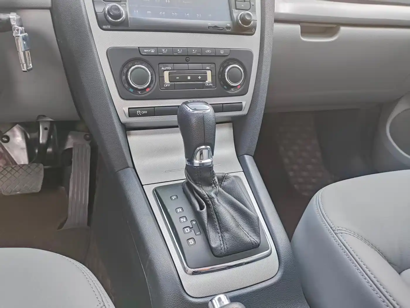 Škoda Octavia 2014 1.8TSI DSG Yijun Edition фото 7