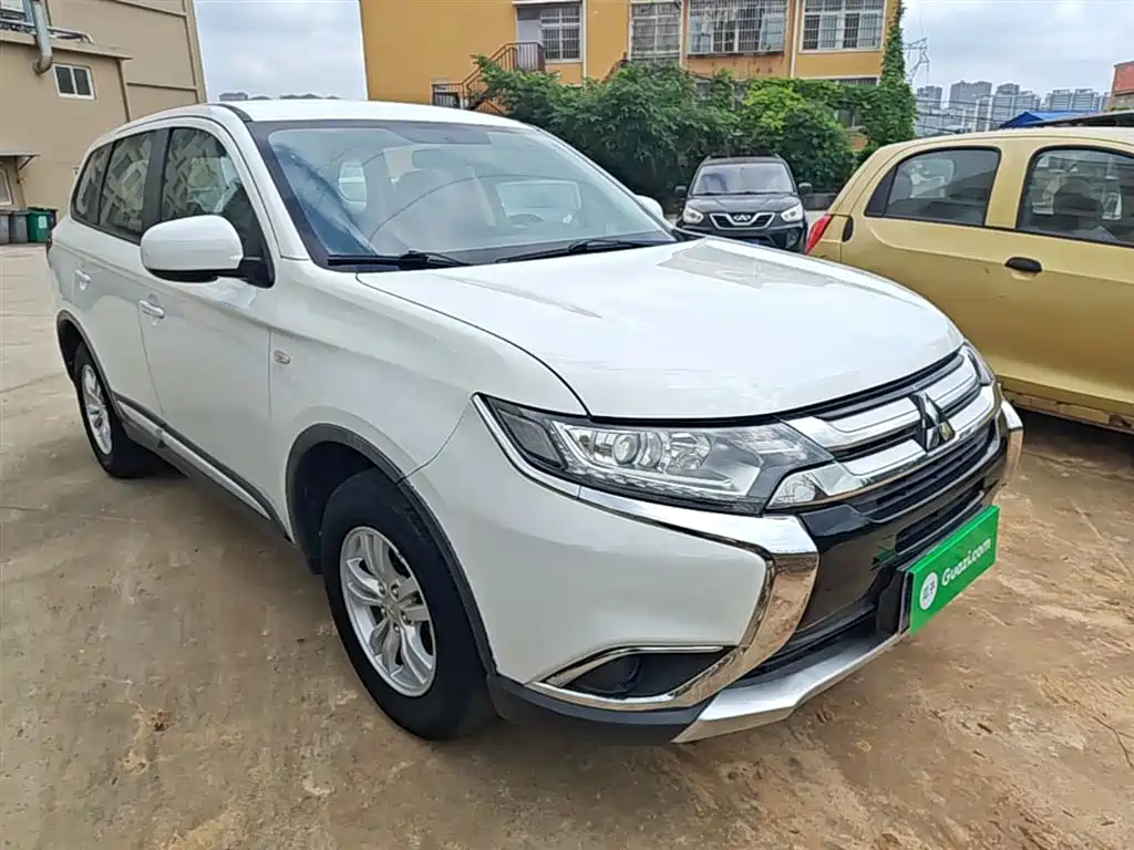 Mitsubishi Outlander 2016 2.0L 2WD Fashion Edition 5-seater фото 4