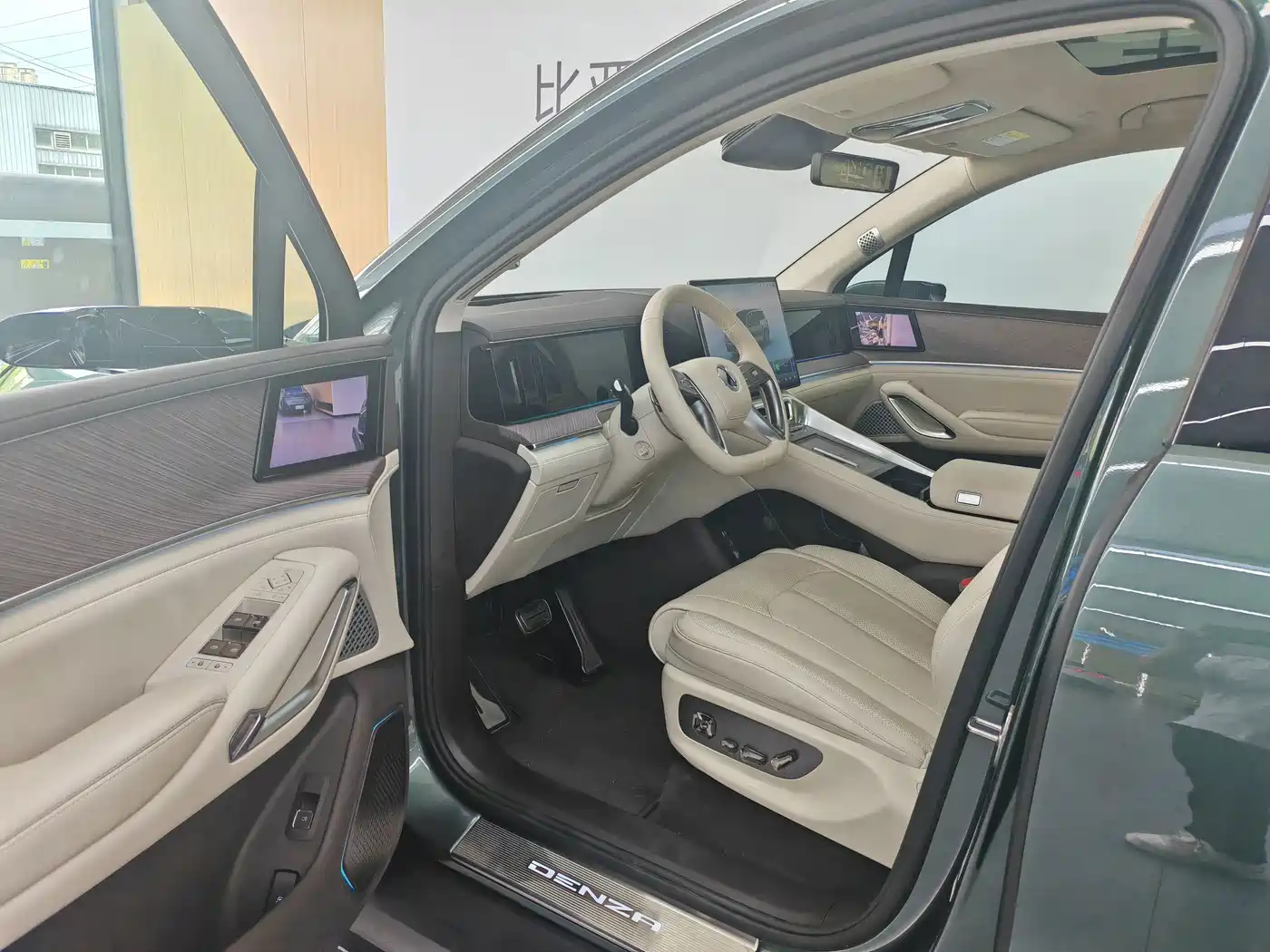 Denza N9 2025 2025 Flagship Model