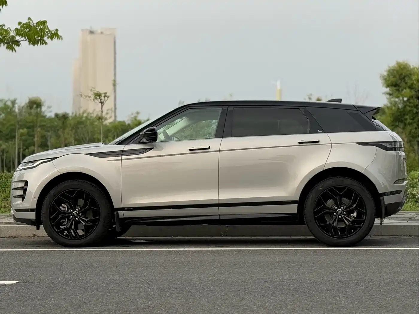 Land Rover Range Rover Evoque 2021 Range Rover Evoque L 249PS R-Dynamic HSE Luxury Edition фото 3
