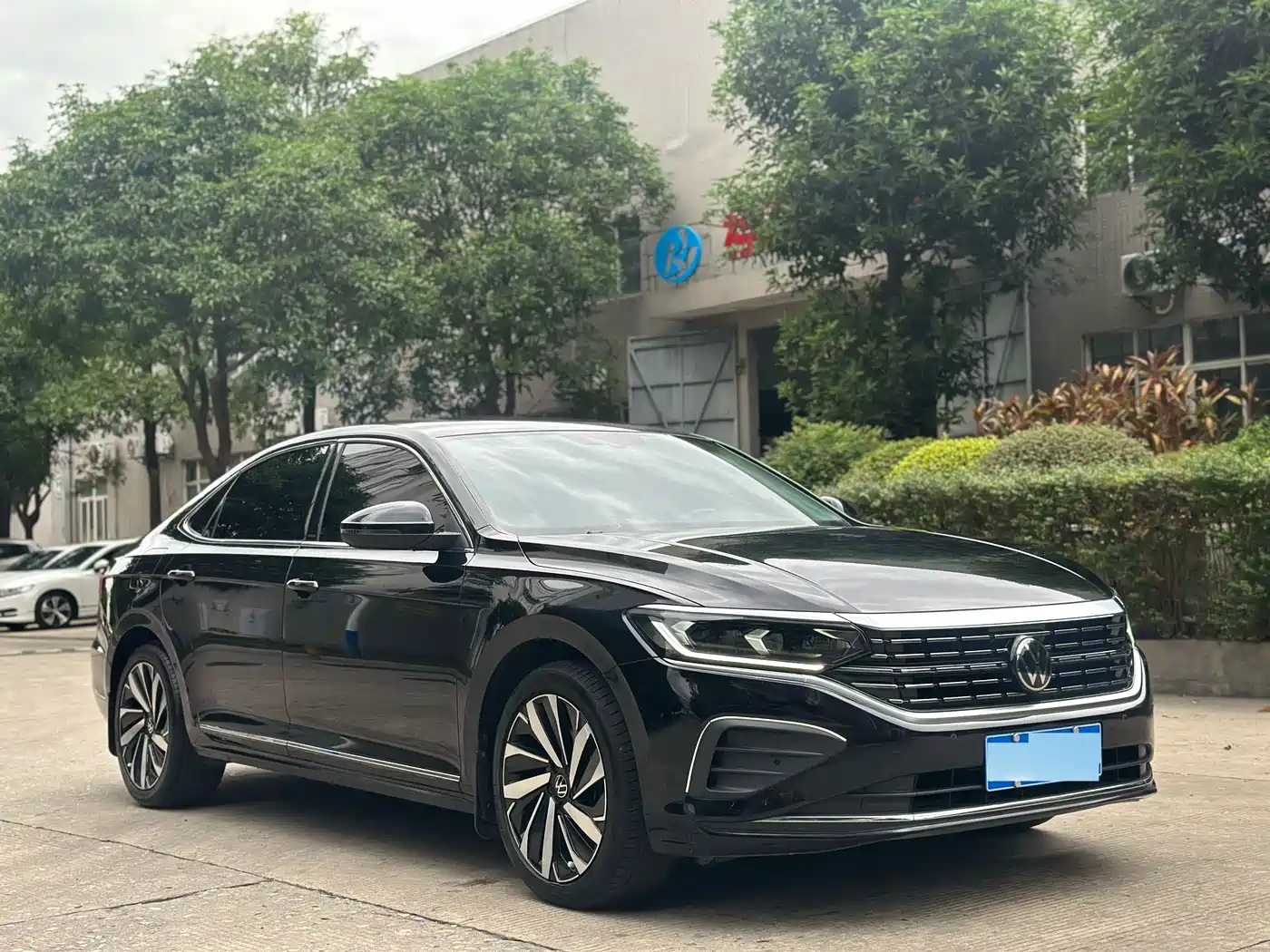 Volkswagen Passat 2024 380TSI Luxury фото 3