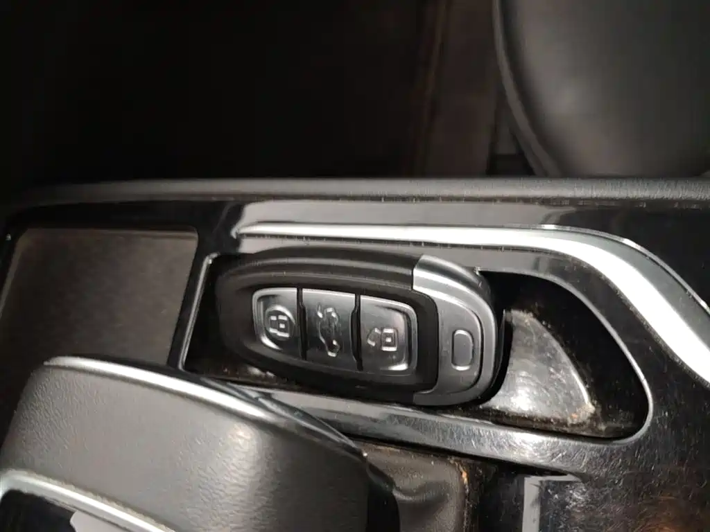 Hongqi E-QM5 2023 Facelift Basic Travel Edition фото 9