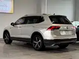 Photo 9 - Volkswagen Tiguan L
