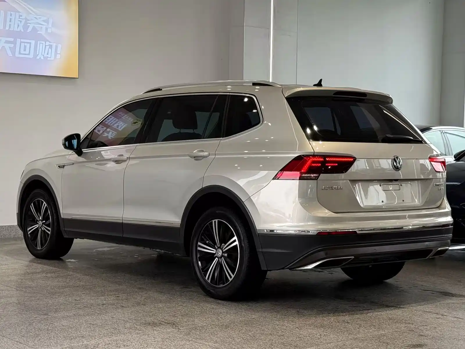 Photo 9 - Volkswagen Tiguan L