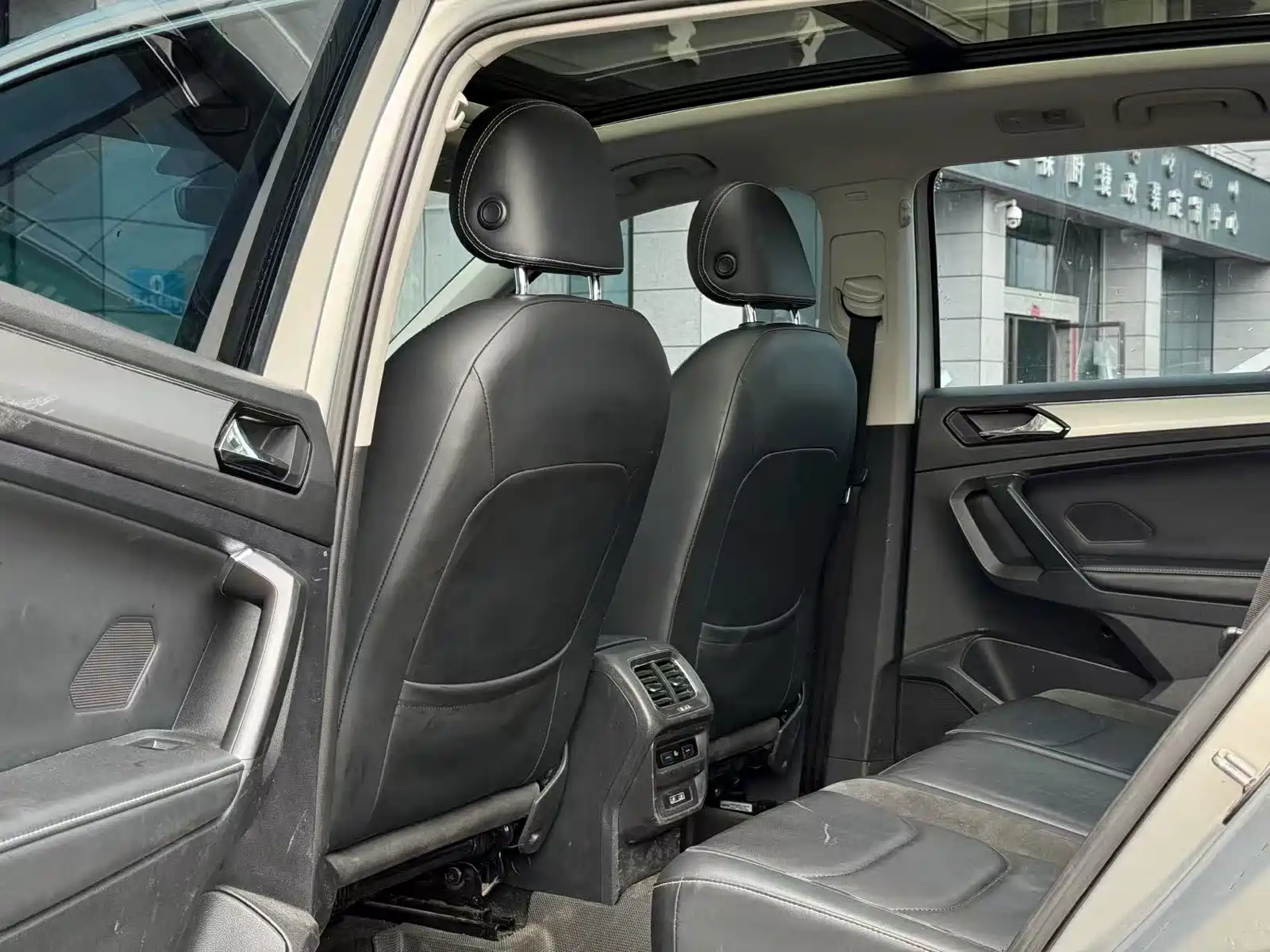 Photo 6 - Volkswagen Tiguan L