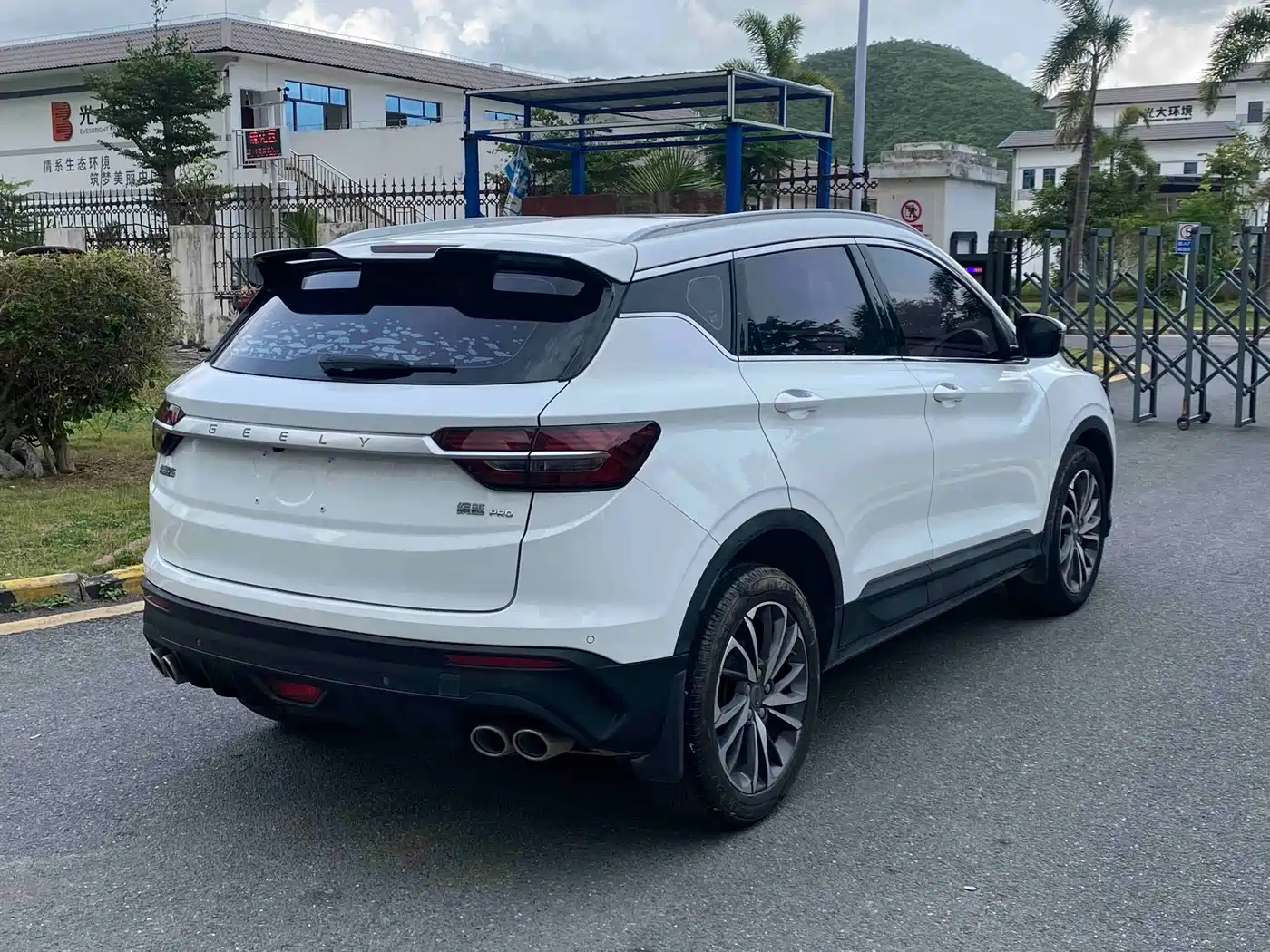 Фото 7 - Geely Binyue
