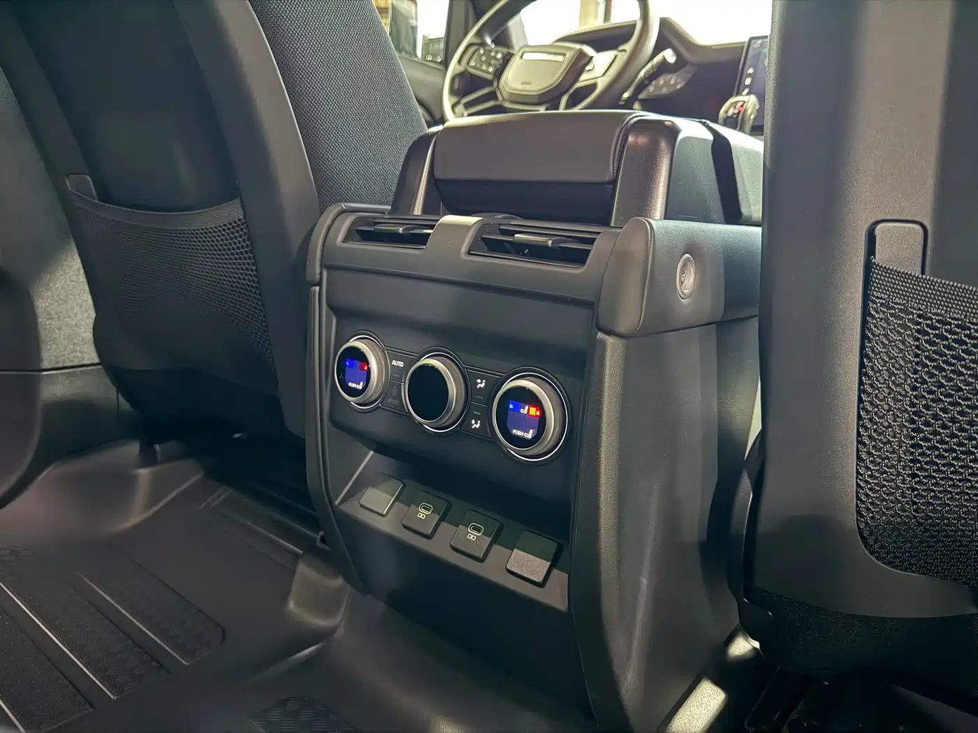 Land Rover Defender 2025 110 3.0T P400 X фото 23