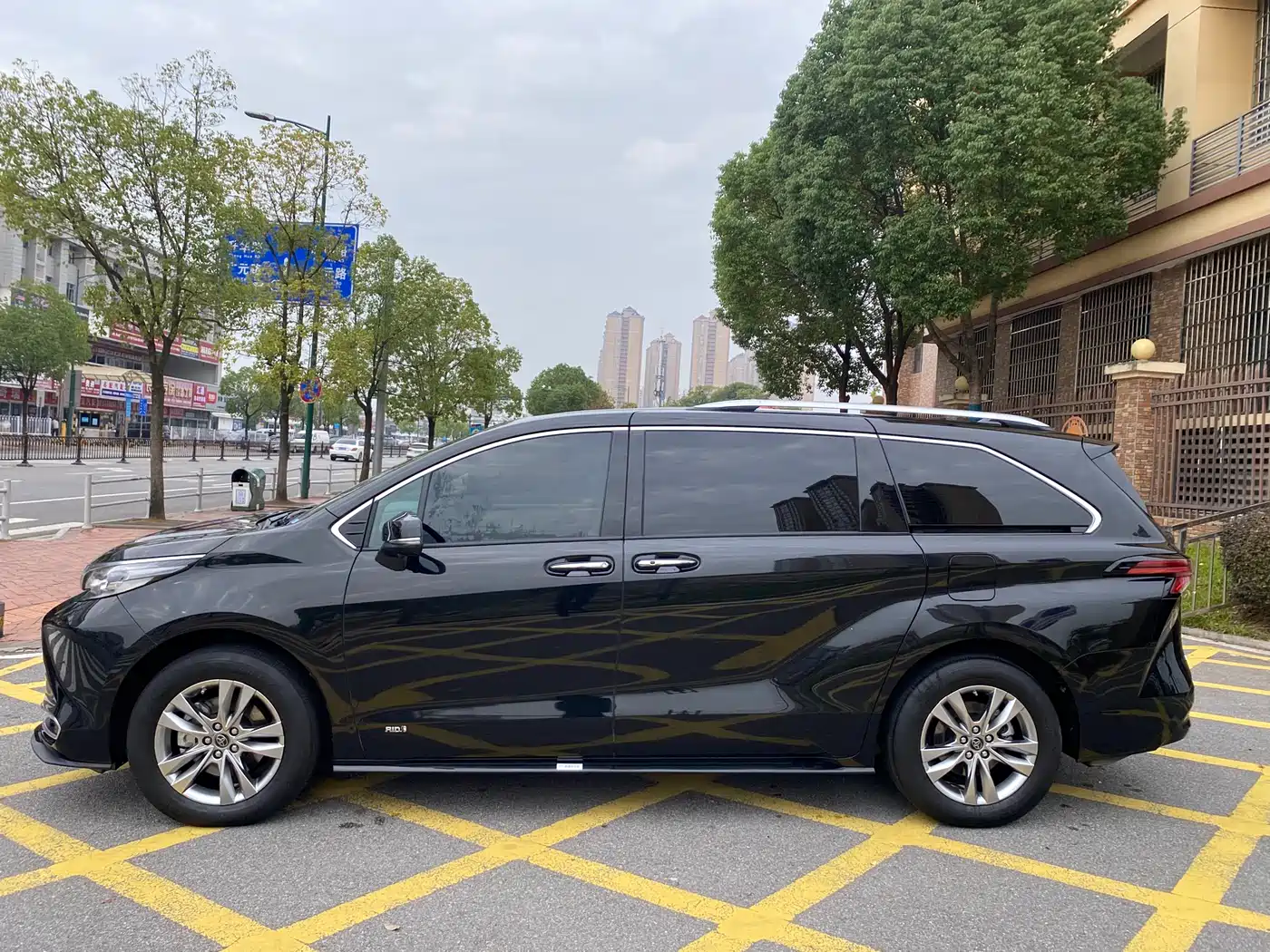 Toyota Sienna 2021 2.5L Hybrid Ultimate Edition фото 5