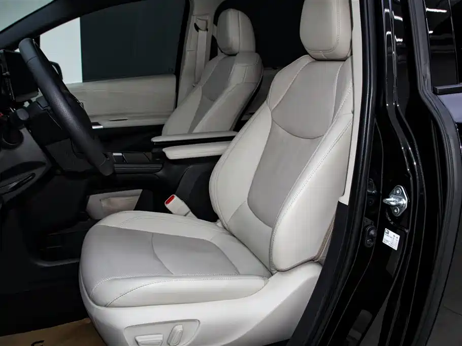 Toyota Sienna 2024 2.5L Hybrid 4WD Premium Edition фото 18