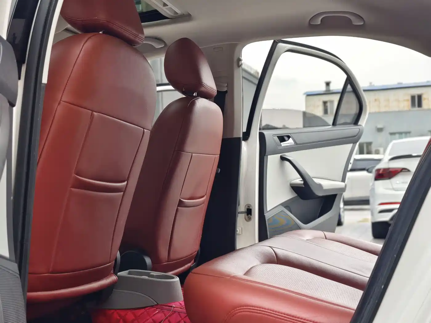 Škoda Rapid 2016 1.6L Manual Pioneer Edition фото 14